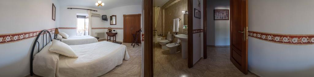 Hostal Alba Taruta Guadalupe  Esterno foto