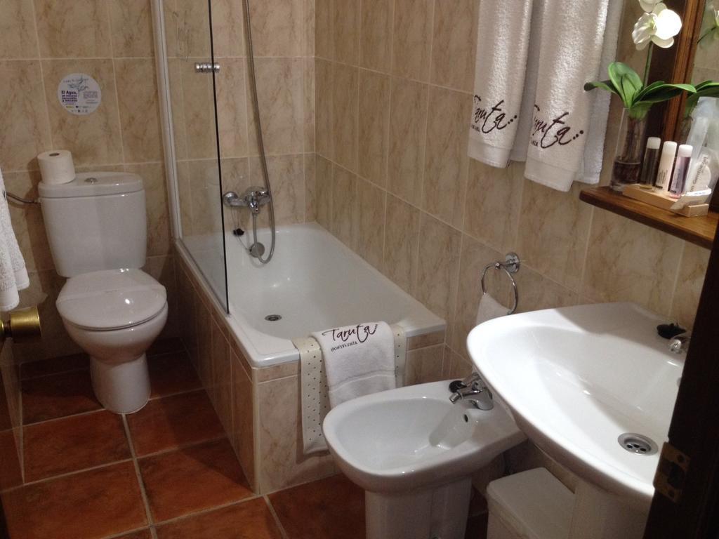Hostal Alba Taruta Guadalupe  Esterno foto