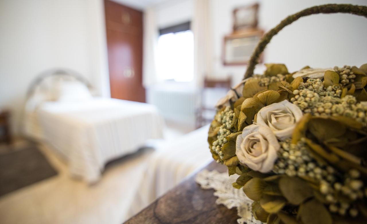 Hostal Alba Taruta Guadalupe  Esterno foto