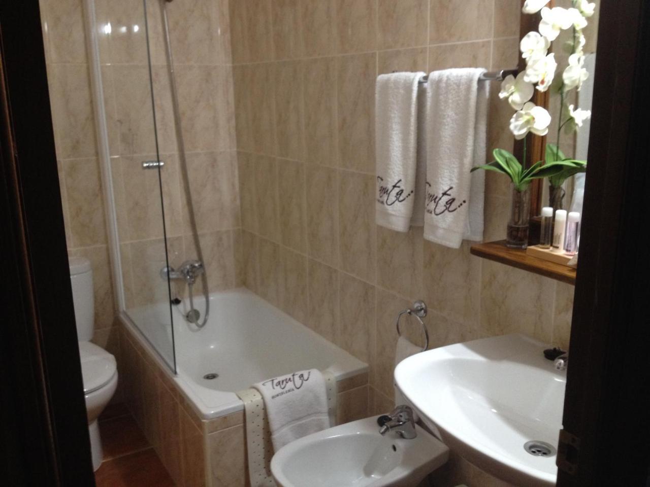Hostal Alba Taruta Guadalupe  Esterno foto