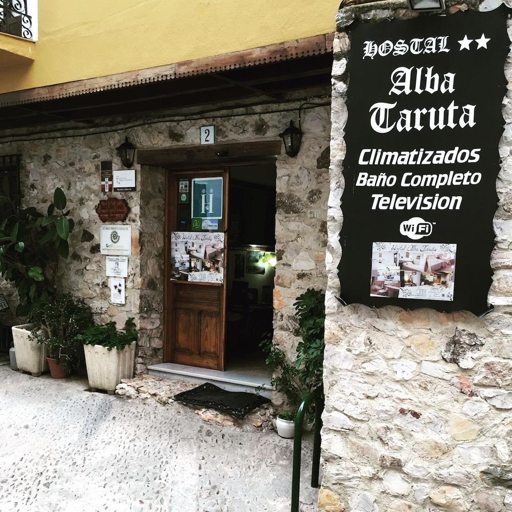 Hostal Alba Taruta Guadalupe  Esterno foto