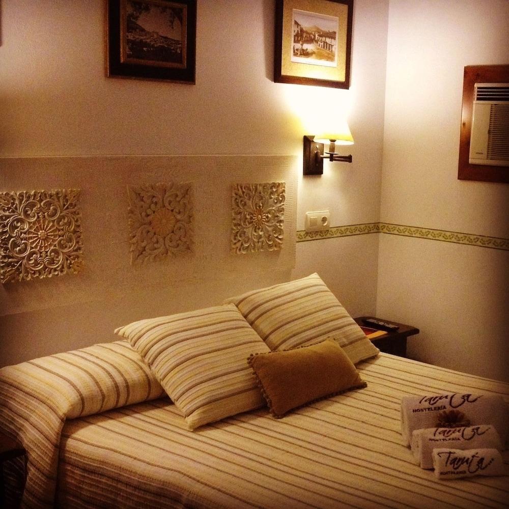 Hostal Alba Taruta Guadalupe  Esterno foto